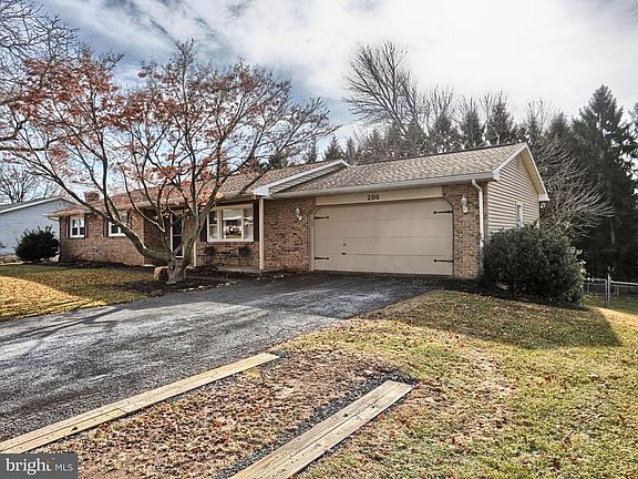 2nd image of 206 Fairway Dr