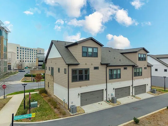 3 bed, 3.5 bath, 2027 sqft, $2,850 — Photo 4