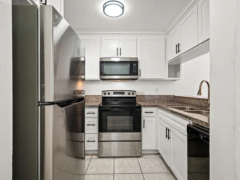 2343 E 17th St #202 — Photo 9