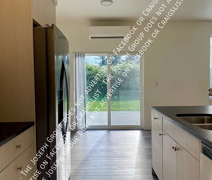 2285 Brome St #C — Photo 8