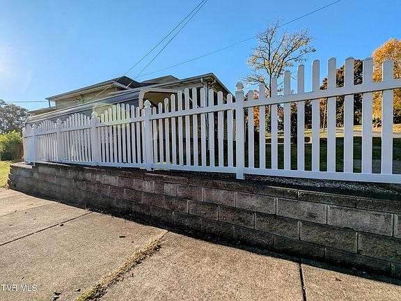 5th image of 709 W Hillcrest Dr