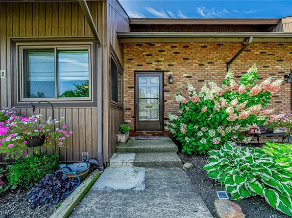 1090 Fleetwood Dr #12D, Northfield, OH 44067