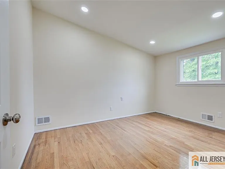 42 Hyde Ave — Photo 9