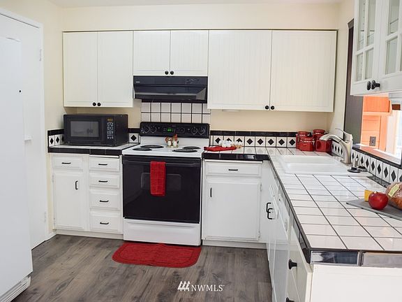Great Country kitchen with walkin pantry