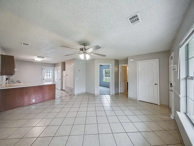 102 NW Park St #1 — Photo 11