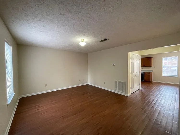 2 bed, 1.5 bath, 900 sqft, $1,300 — Photo 2