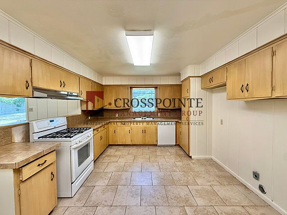 5th image of 2725 Tanglewood Dr