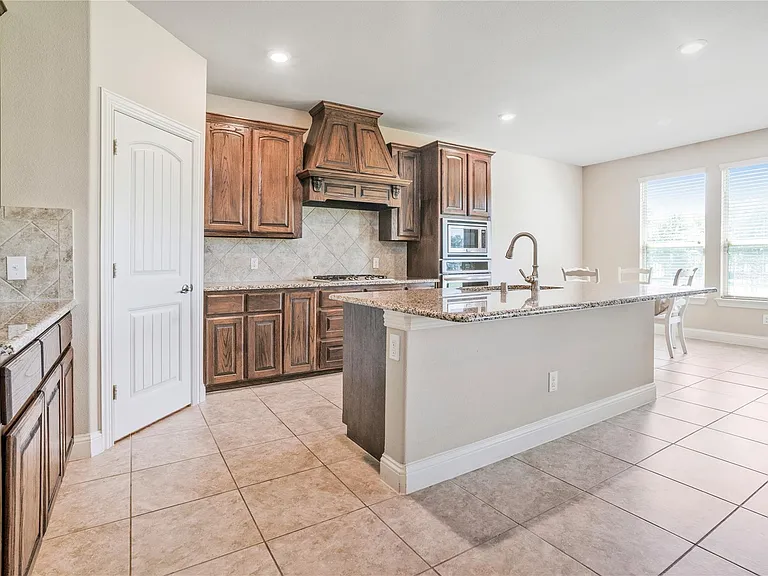 276 Goliad Trl — Photo 12