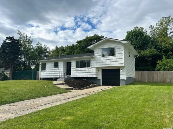 3 Minti Road, Coram, NY 11727