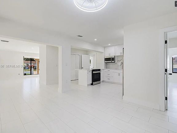 4th image of 865 W 72nd Pl #33014