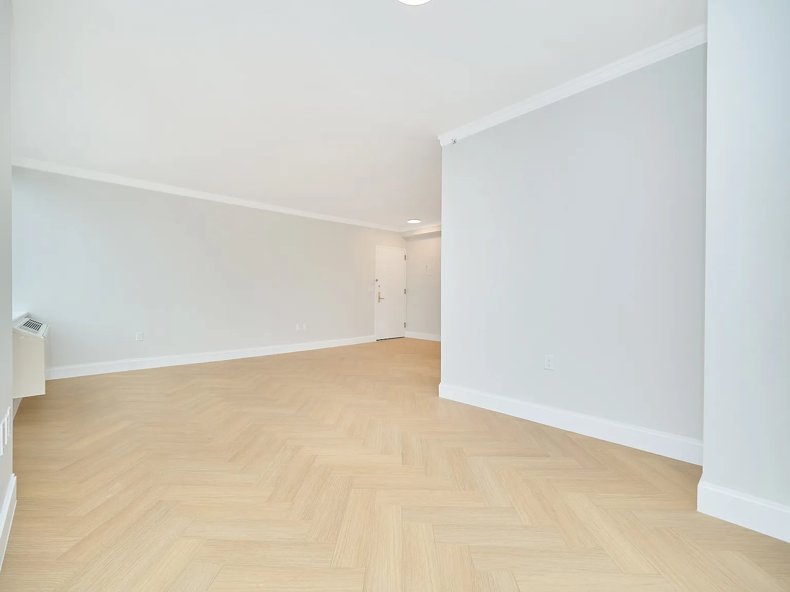 160 Riverside Boulevard — Photo 4