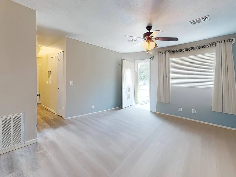 1202 E Keller St — Photo 3