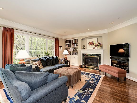 Main level fam. room w/fp