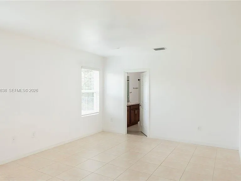 2802 40th St SW — Photo 7