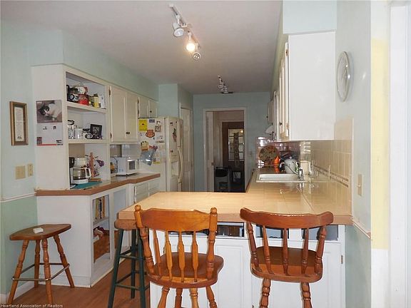 Kitchen w/ appliances included