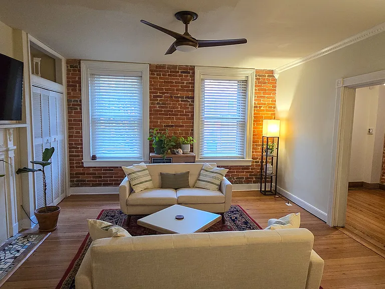 209 W Clay St — Photo 8