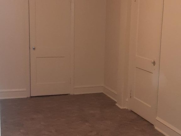BEDROOM PHOTO SHOWING CLOSET