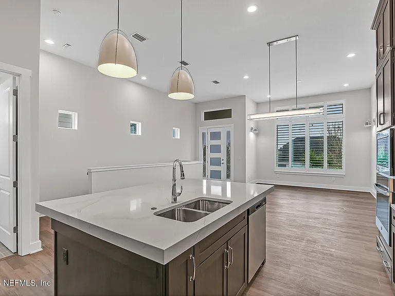 459 Crestview Dr — Photo 17