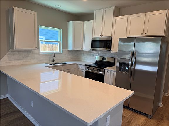 5th image of 3025 Sabinas St