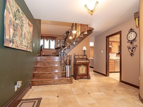 4th image of 11 Towne Ct