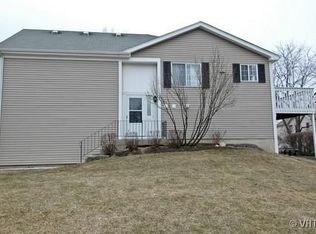 26 Linden Ct, Cary, IL 60013