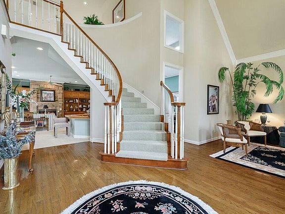 5th image of 8308 Briar Dr