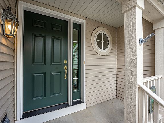 2nd image of 33 Stonegate Ln