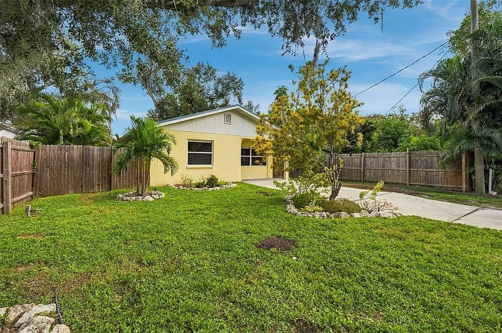 3 bed, 1.5 bath, 1344 sqft, $2,400 — Photo 4