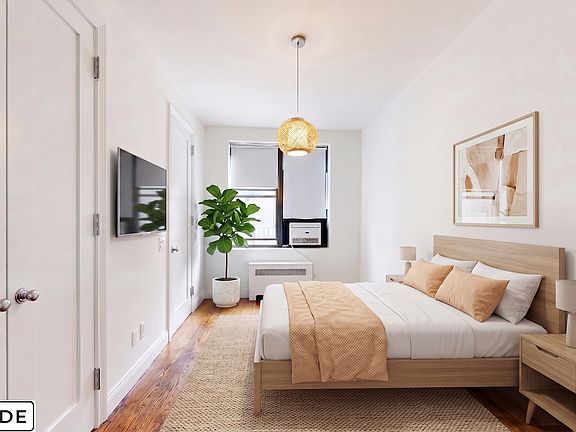 3rd image of 140 E 46th St Unit Phd