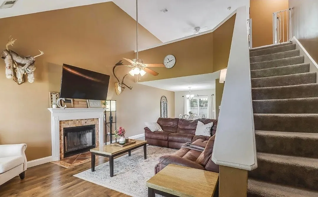 Residential 3 Bed/2.5 Bath in quiet suburb just north of I-10 with fenced backyard — Photo 2