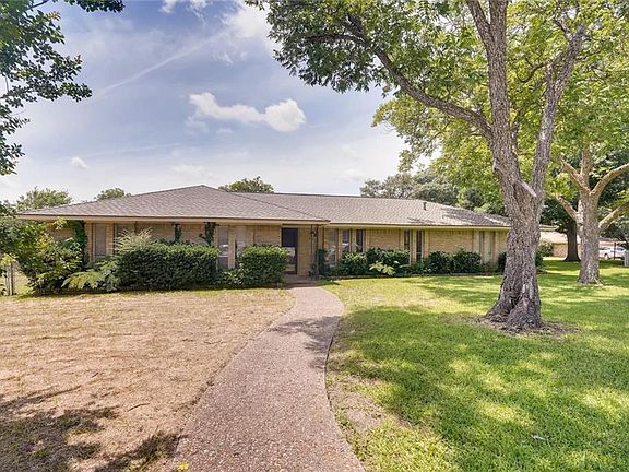 3rd image of 623 Center Cir