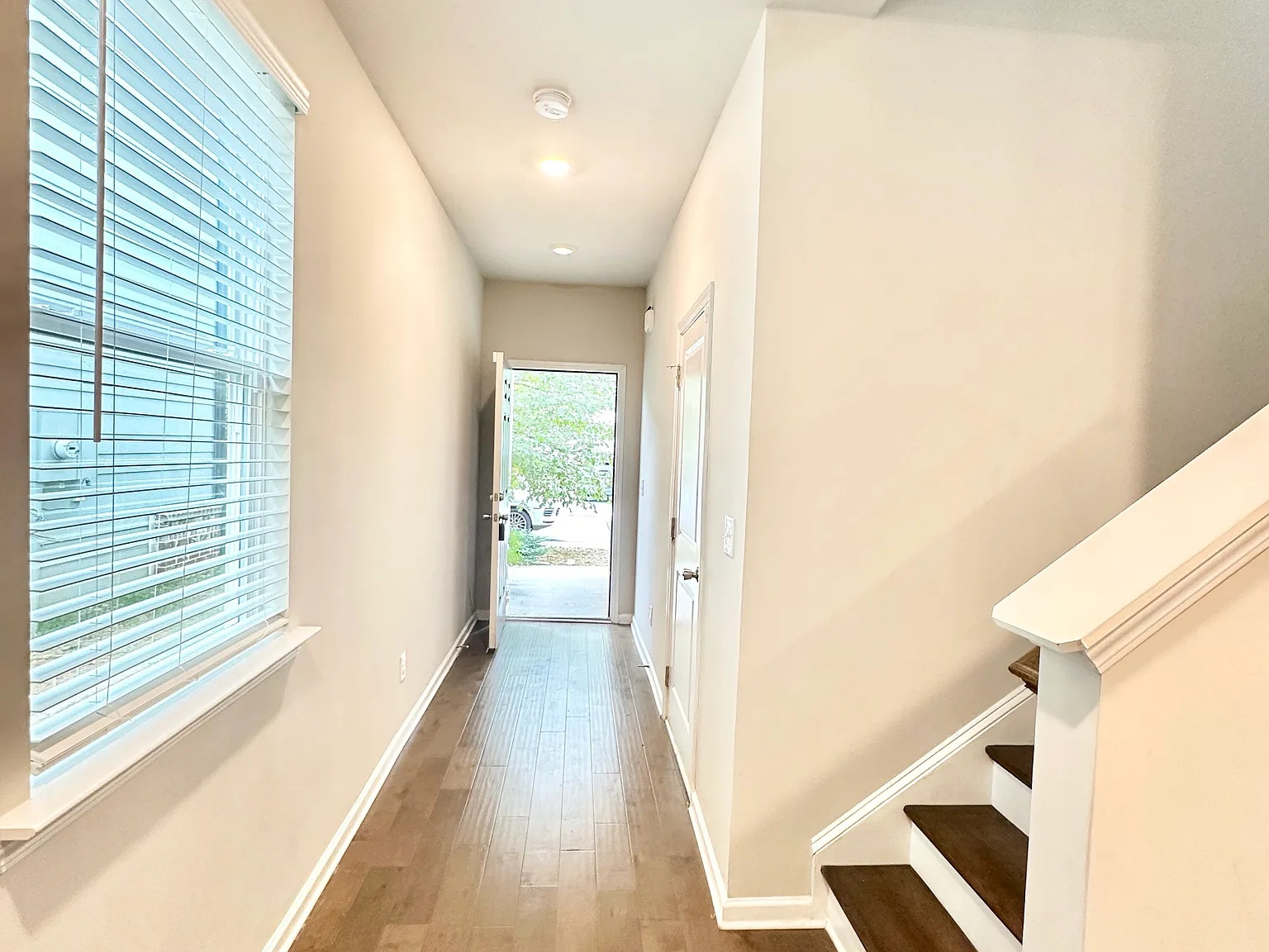 3 bed, 2.5 bath, 1876 sqft, $2,400 — Photo 3