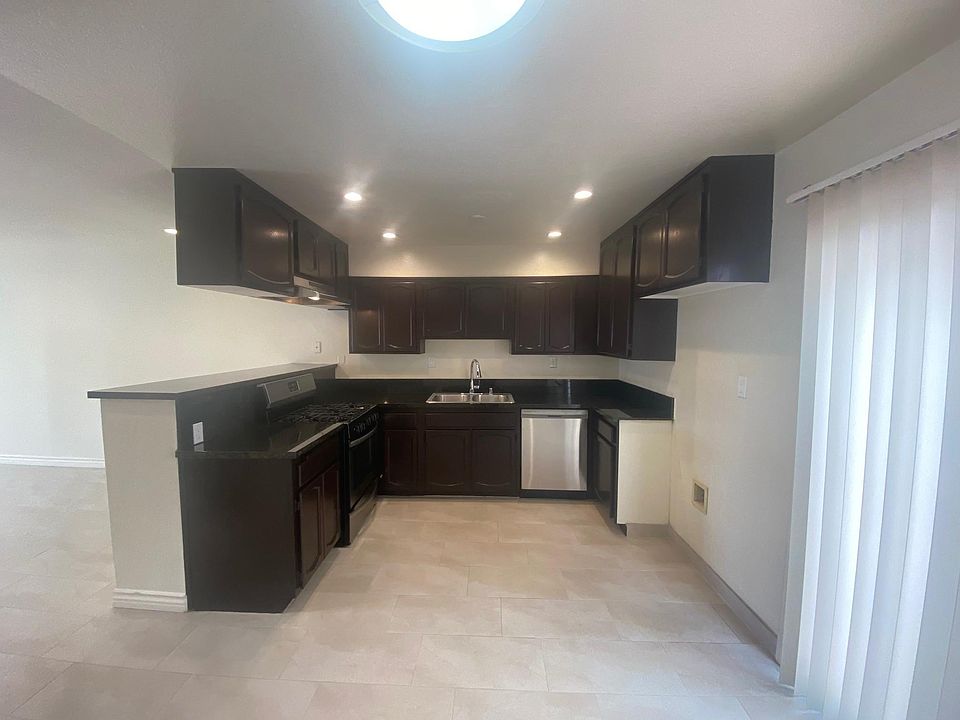 1st image of 531 Oak St APT 10