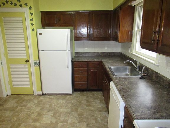 4th image of 836 King James St SW