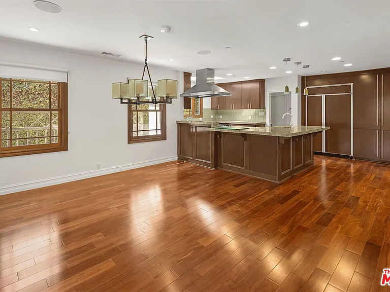 512 N Linden Dr — Photo 10
