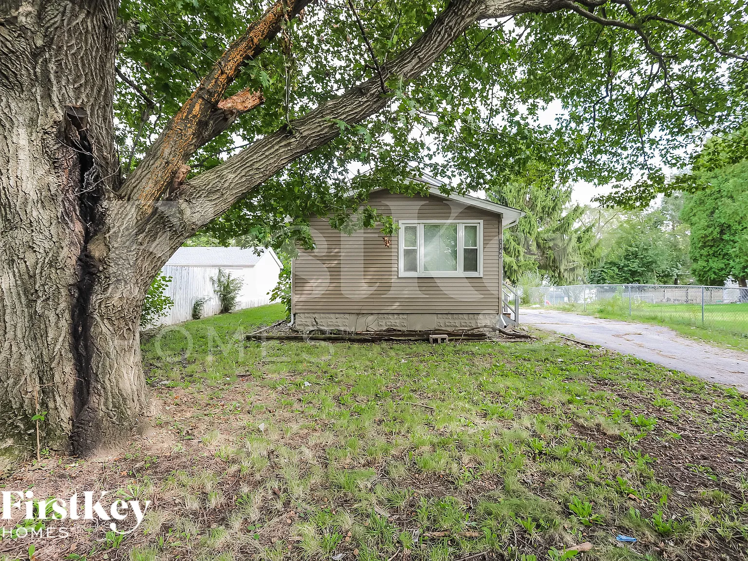 3 bed, 1.0 bath, 1024 sqft, $1,985 — Photo 2