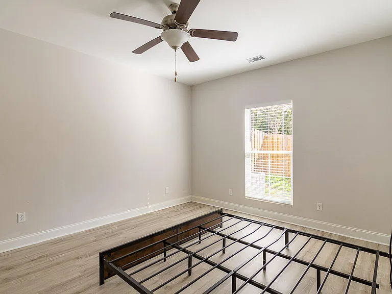 1227 University Ln #E — Photo 11