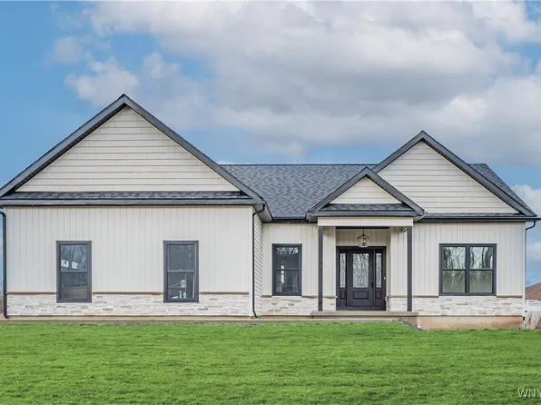 5982 Southwood Dr, Lockport, NY 14094