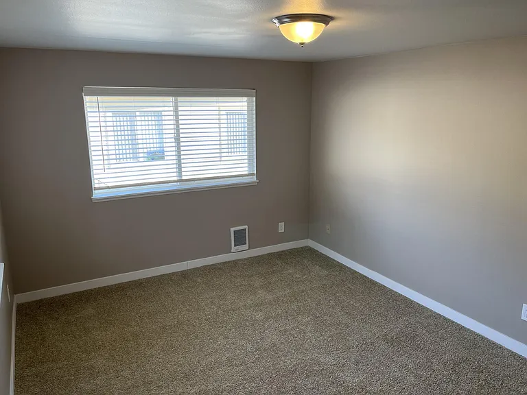 Sunset East Apartments — Photo 22