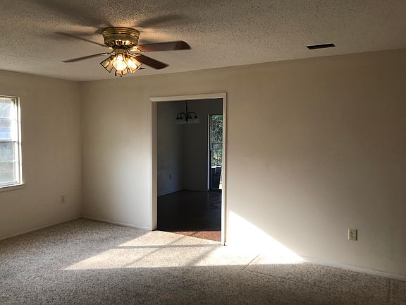 4th image of 1402 Hillcrest Dr