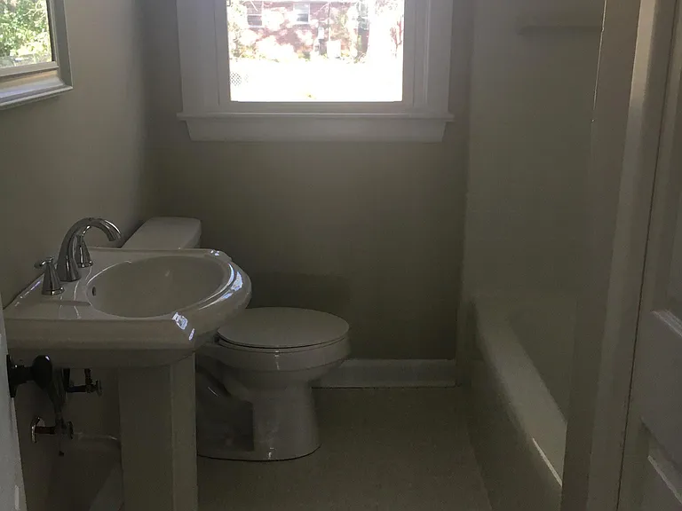 Hall Full Bath with shower/tub