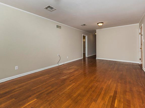 4th image of 200 Montrose Ave