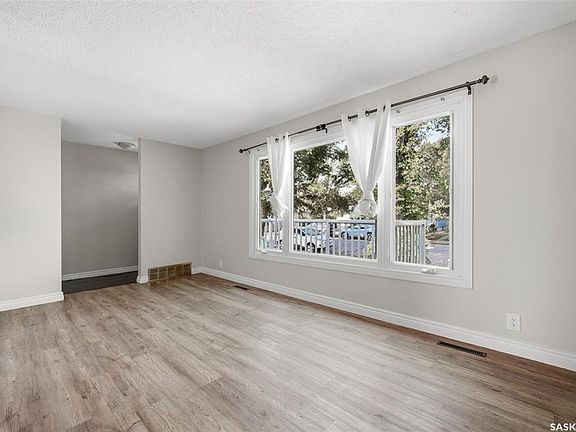 3rd image of 455 Froom CRESCENT