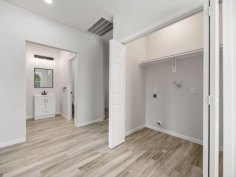 8 Donna Ct #B — Photo 23