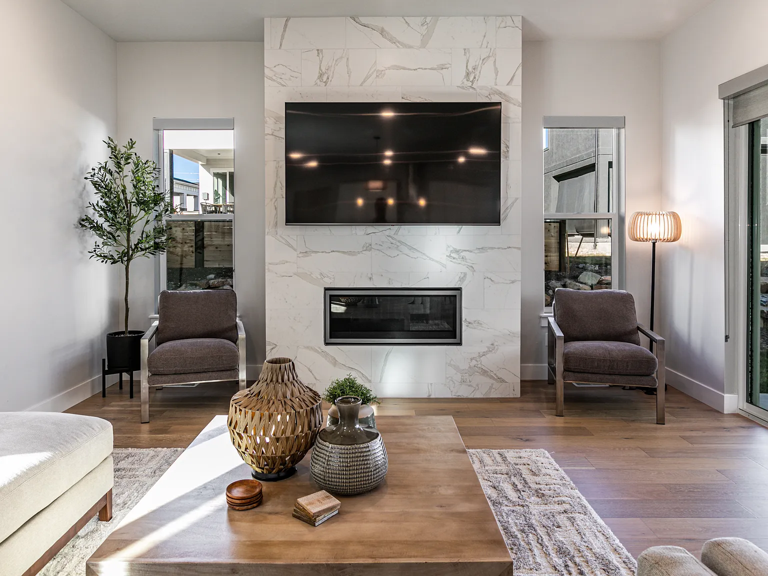 5 bed, 3711 sqft, $5,500 — Photo 1