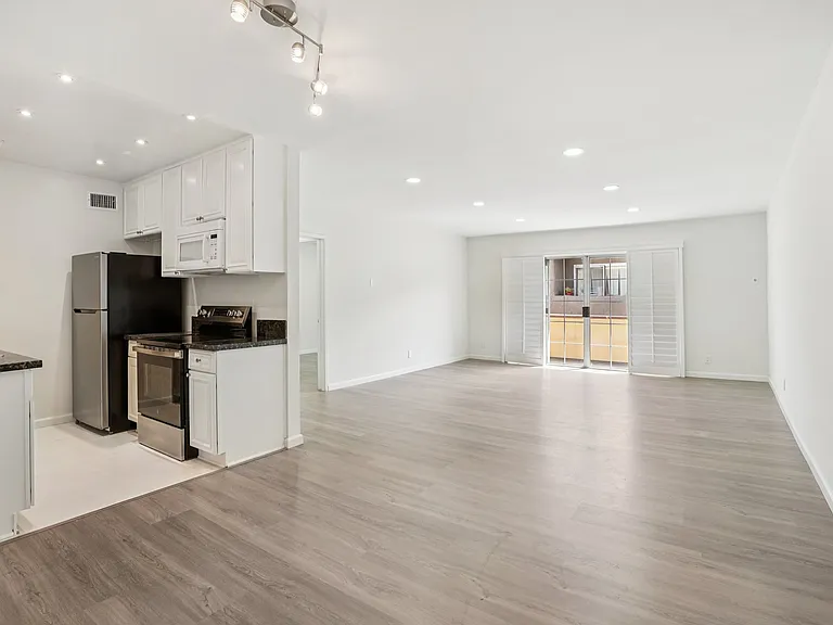 Willis Apartments — Photo 17