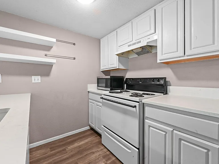 2124 Burton Dr #204 — Photo 4