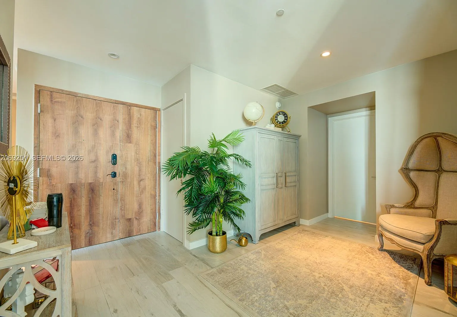 Gran Paraiso Condo — Photo 1