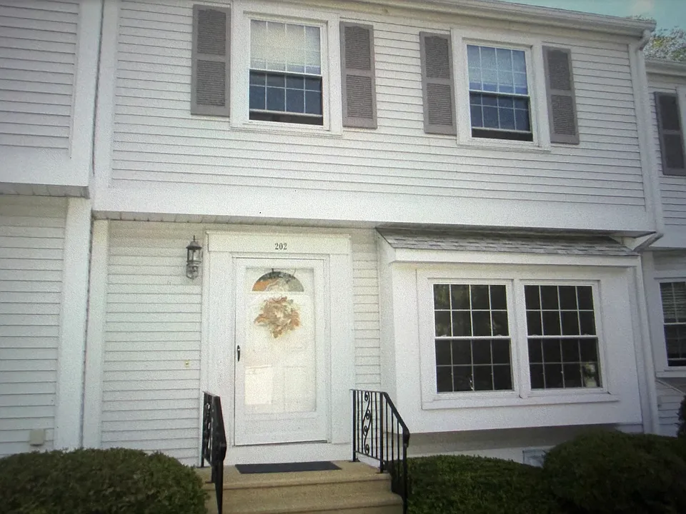 202 Heritage Ln