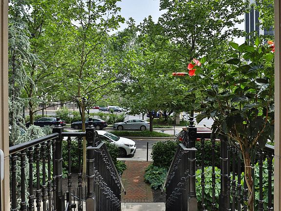 4th image of 294 1/2 E Gay St #Townhouse 47